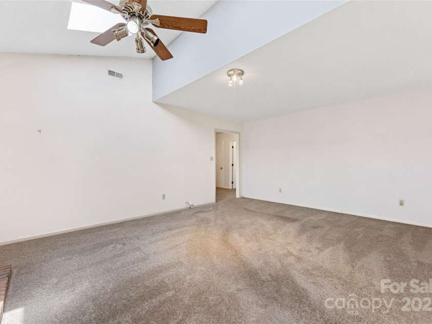 4601 Bournewood Lane, Charlotte, NC 28226.  MLS# CAR4278475, YatesRealty ID 25454. Vaulted higher ceilings and skylights in this large family room.