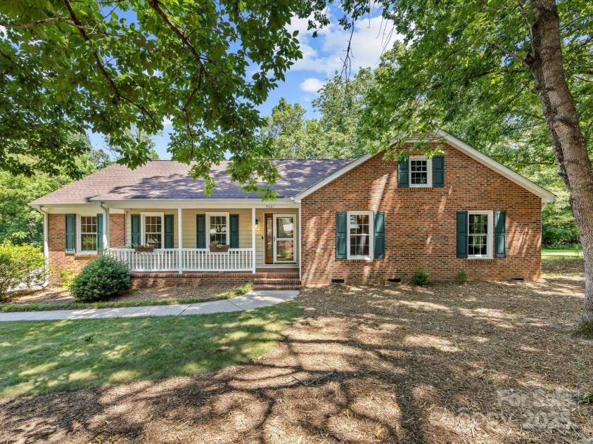 4601 Bournewood Lane, Charlotte, NC 28226.  MLS# CAR4278475, YatesRealty ID 25454. Welcome Home!