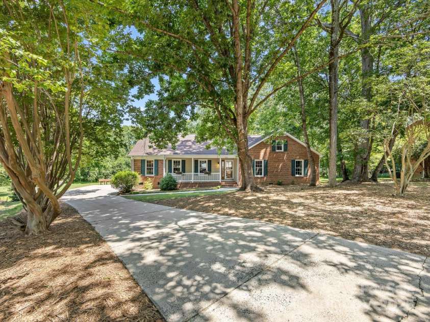 4601 Bournewood Lane, Charlotte, NC 28226.  MLS# CAR4278475, YatesRealty ID 25454. What a setting on over 1/2 acre in a cul de sac!