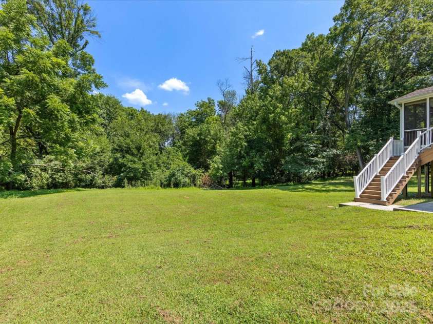 4601 Bournewood Lane, Charlotte, NC 28226.  MLS# CAR4278475, YatesRealty ID 25454. Wow!  Green space!