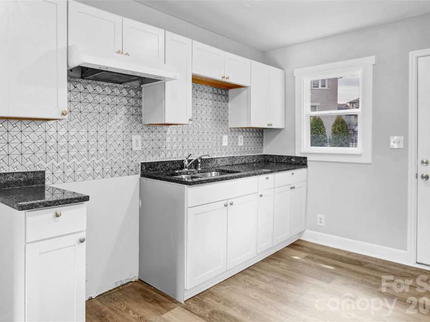 637 Miller Street, Charlotte, NC 28203.  MLS# CAR4378264, YatesRealty ID 25454. 