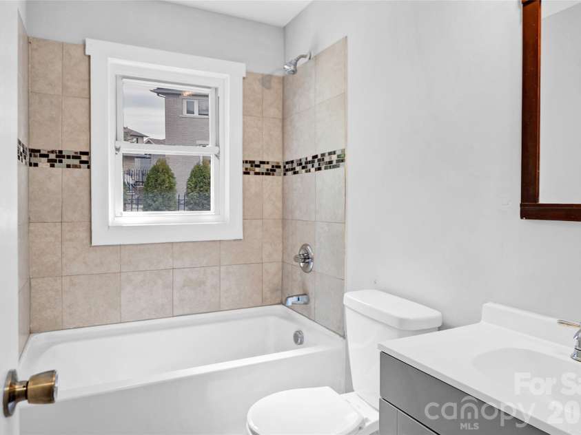 637 Miller Street, Charlotte, NC 28203.  MLS# CAR4378264, YatesRealty ID 25454. 