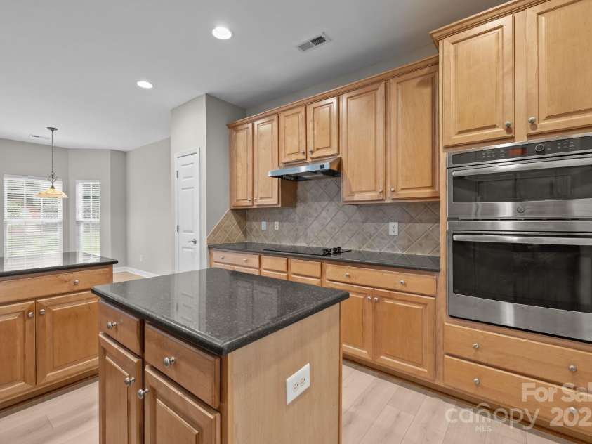 1504 Jekyll Lane, Waxhaw, NC 28173.  MLS# CAR4277908, YatesRealty ID 25455. Glass top stove & built in oven and microwave.