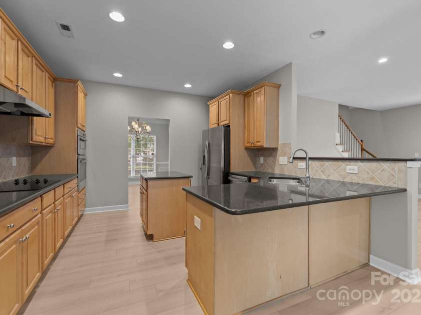 1504 Jekyll Lane, Waxhaw, NC 28173.  MLS# CAR4277908, YatesRealty ID 25455. Granite countertops w/ tile backsplash.