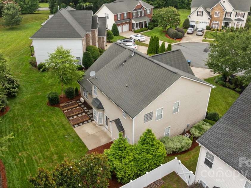 1504 Jekyll Lane, Waxhaw, NC 28173.  MLS# CAR4277908, YatesRealty ID 25455. Lush landscaping & planter boxes in private backyard.