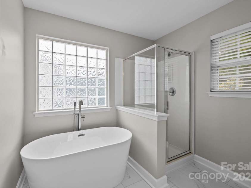1504 Jekyll Lane, Waxhaw, NC 28173.  MLS# CAR4277908, YatesRealty ID 25455. New tub