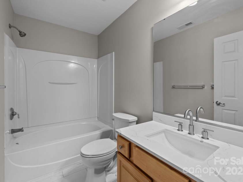 1504 Jekyll Lane, Waxhaw, NC 28173.  MLS# CAR4277908, YatesRealty ID 25455. Upstairs full bath w/ new flooring, countertop and toilet.