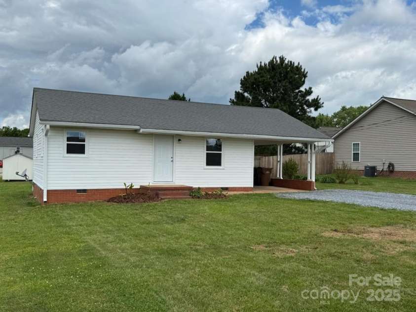 2109 Boggs Street, Lincolnton, NC 28092.  MLS# CAR4249973, YatesRealty ID 25456. Front