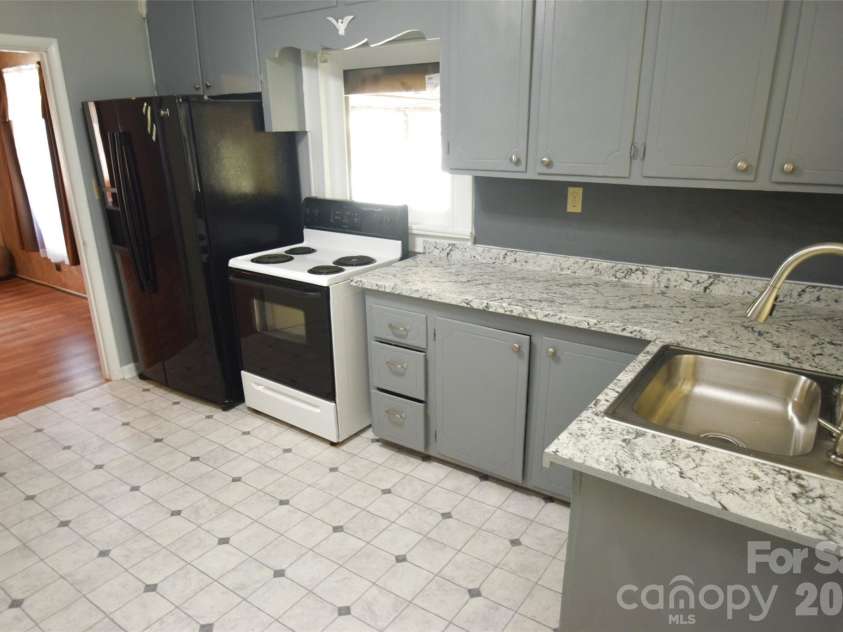 504 Hunter Avenue, Kannapolis, NC 28083.  MLS# CAR4373337, YatesRealty ID 25456. 