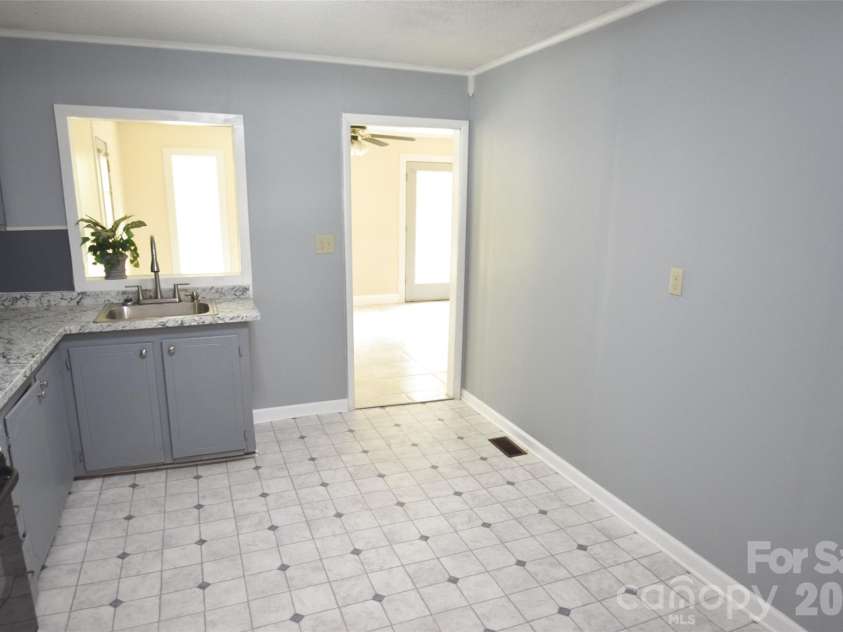 504 Hunter Avenue, Kannapolis, NC 28083.  MLS# CAR4373337, YatesRealty ID 25456. 