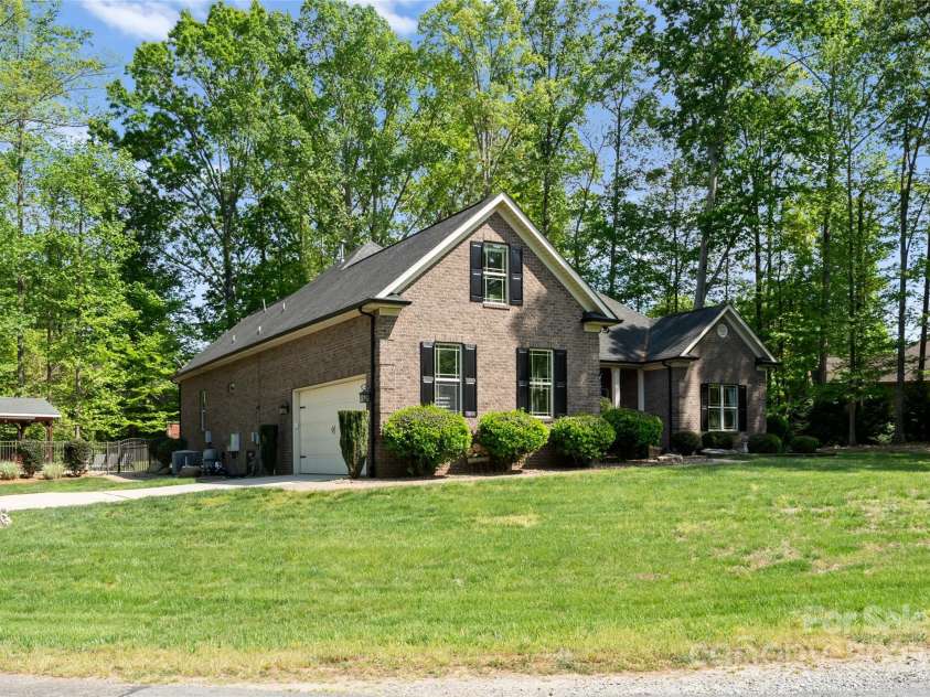 860 Arrow Point Lane, Davidson, NC 28036.  MLS# CAR4313014, YatesRealty ID 25458. 