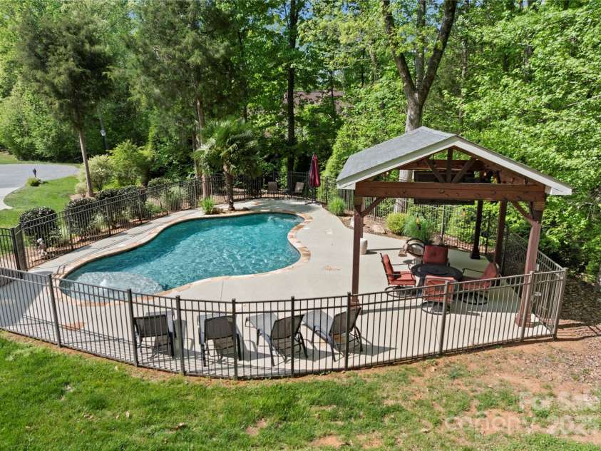 860 Arrow Point Lane, Davidson, NC 28036.  MLS# CAR4313014, YatesRealty ID 25458. 