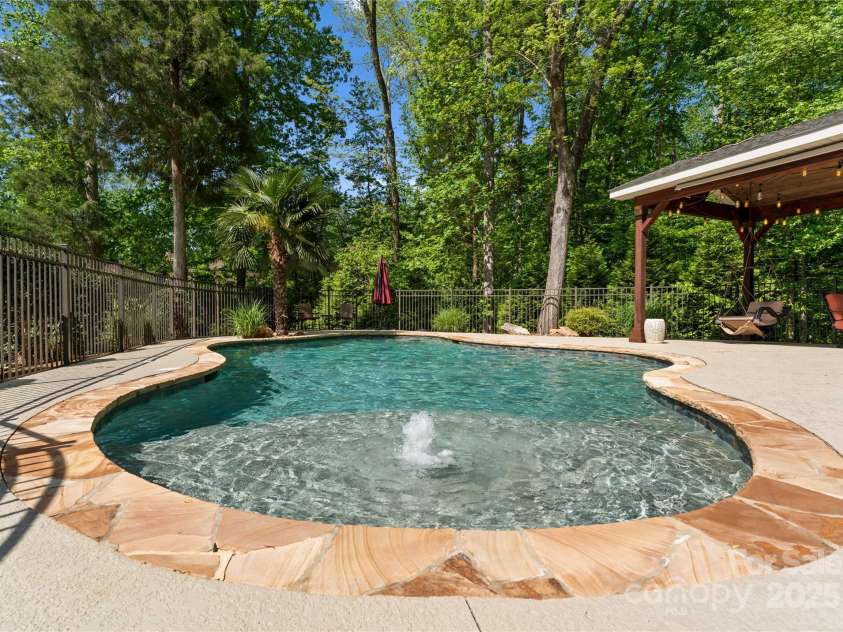 860 Arrow Point Lane, Davidson, NC 28036.  MLS# CAR4313014, YatesRealty ID 25458. 