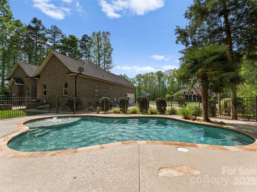 860 Arrow Point Lane, Davidson, NC 28036.  MLS# CAR4313014, YatesRealty ID 25458. 