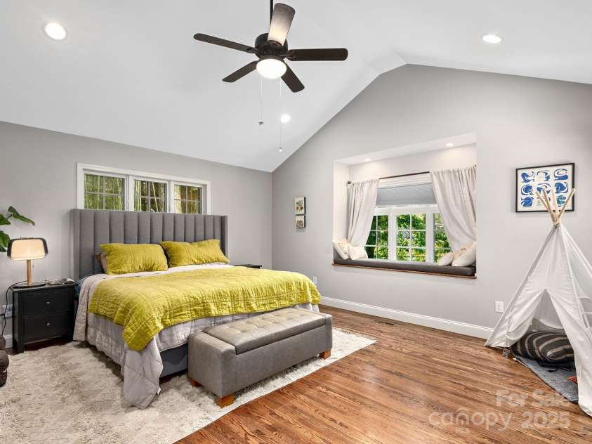 19 Albemarle Road, Asheville, NC 28801.  MLS# CAR4269476, YatesRealty ID 25459. Primary Suite