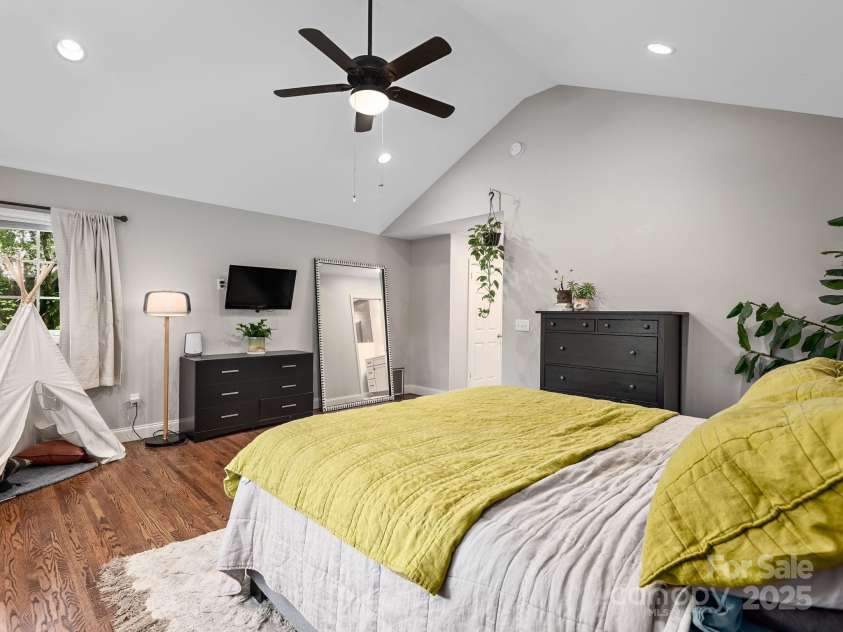 19 Albemarle Road, Asheville, NC 28801.  MLS# CAR4269476, YatesRealty ID 25459. Primary Suite