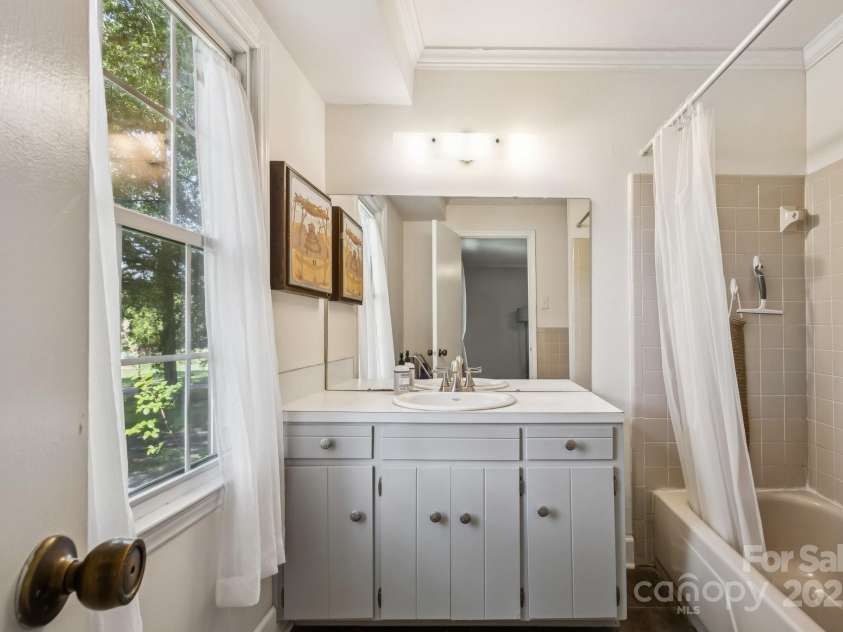 4537 Swan Meadow Lane, Charlotte, NC 28226.  MLS# CAR4273362, YatesRealty ID 25461. Primary Bathroom
