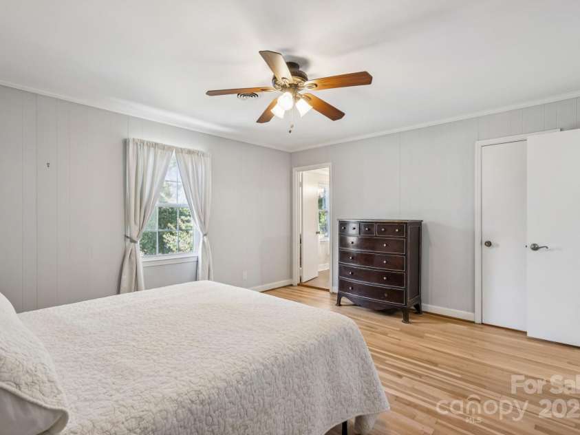 4537 Swan Meadow Lane, Charlotte, NC 28226.  MLS# CAR4273362, YatesRealty ID 25461. Primary Bedroom