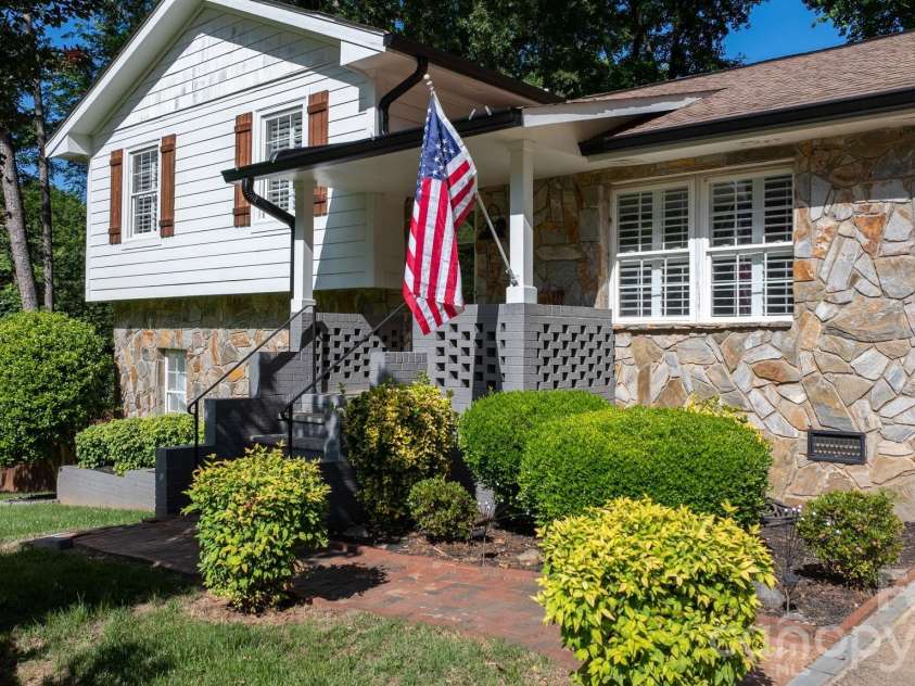14214 Honeysuckle Ridge Drive, Matthews, NC 28105.  MLS# CAR4381101, YatesRealty ID 25462. 