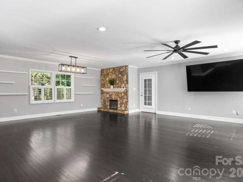 14214 Honeysuckle Ridge Drive, Matthews, NC 28105.  MLS# CAR4381101, YatesRealty ID 25462. 