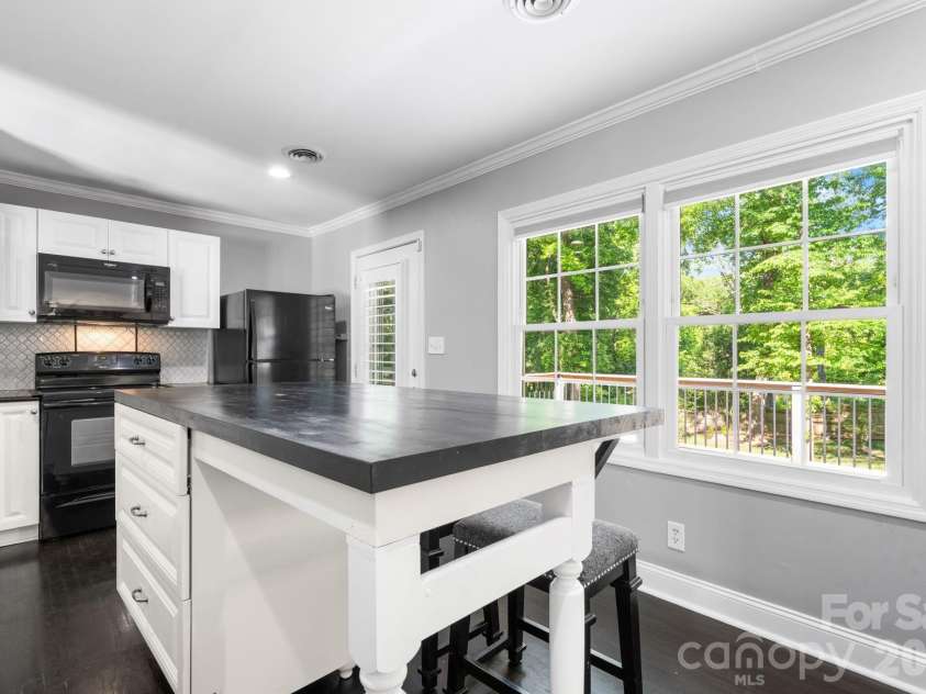 14214 Honeysuckle Ridge Drive, Matthews, NC 28105.  MLS# CAR4381101, YatesRealty ID 25462. 