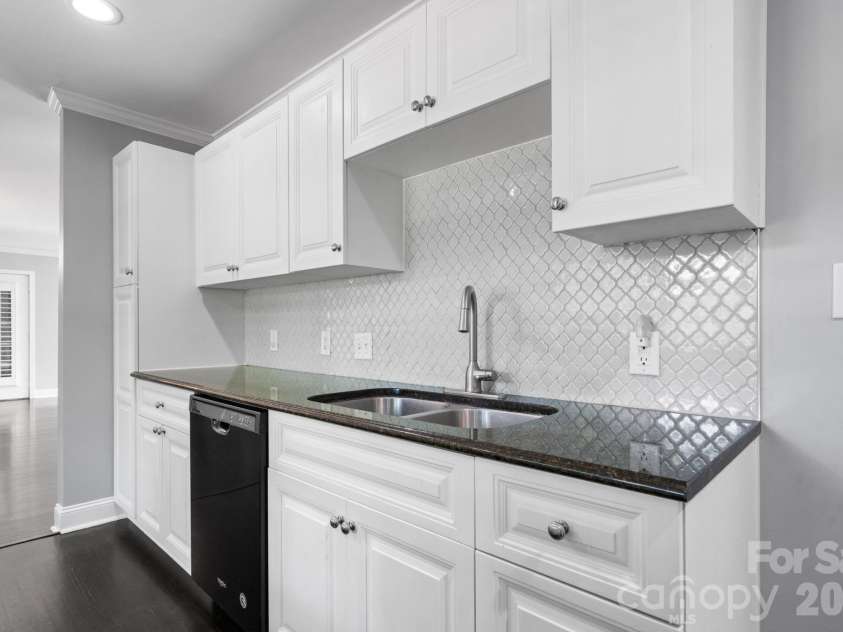 14214 Honeysuckle Ridge Drive, Matthews, NC 28105.  MLS# CAR4381101, YatesRealty ID 25462. 