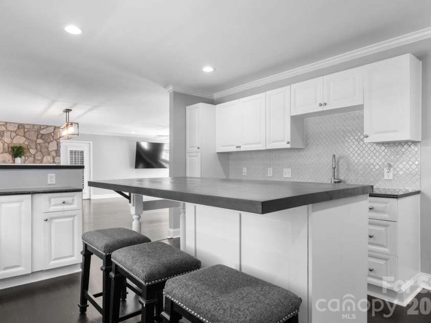 14214 Honeysuckle Ridge Drive, Matthews, NC 28105.  MLS# CAR4381101, YatesRealty ID 25462. 