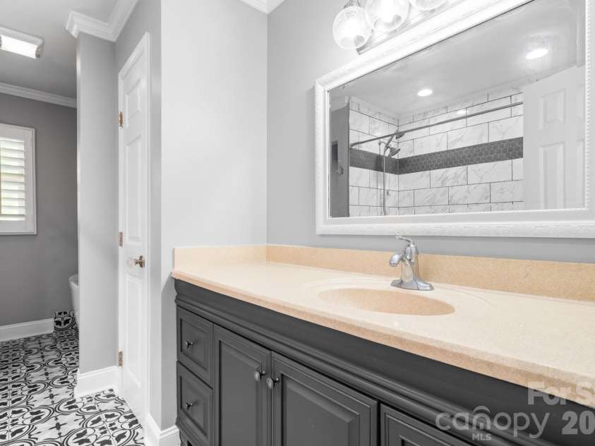 14214 Honeysuckle Ridge Drive, Matthews, NC 28105.  MLS# CAR4381101, YatesRealty ID 25462. 