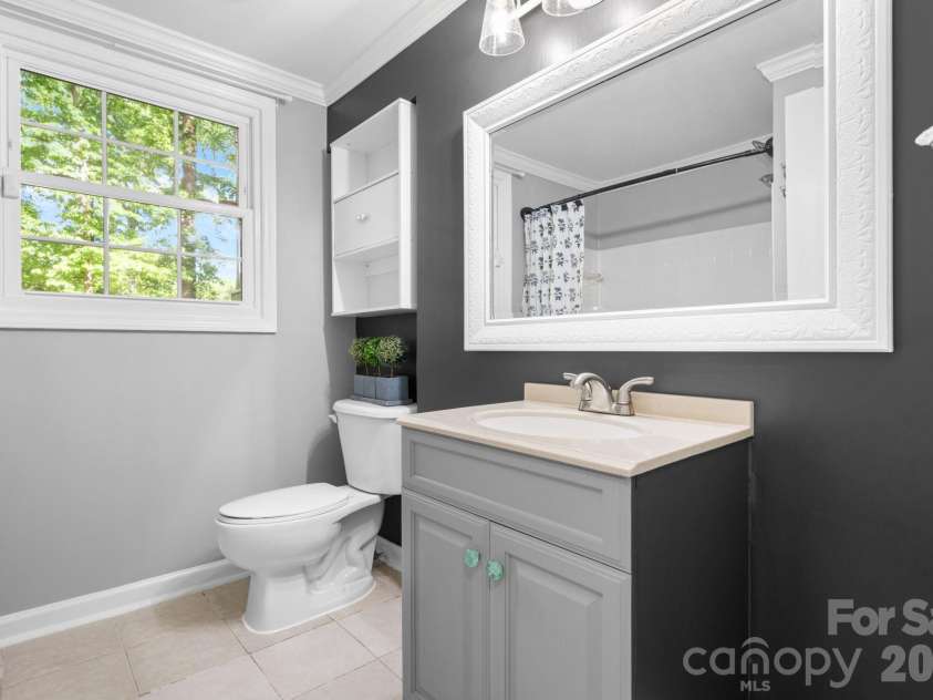 14214 Honeysuckle Ridge Drive, Matthews, NC 28105.  MLS# CAR4381101, YatesRealty ID 25462. 
