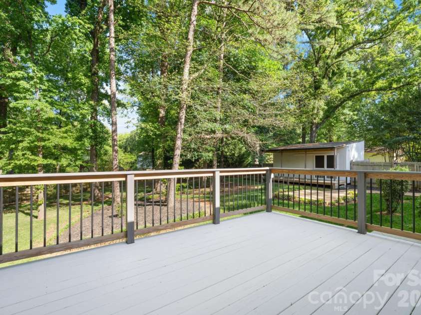 14214 Honeysuckle Ridge Drive, Matthews, NC 28105.  MLS# CAR4381101, YatesRealty ID 25462. 