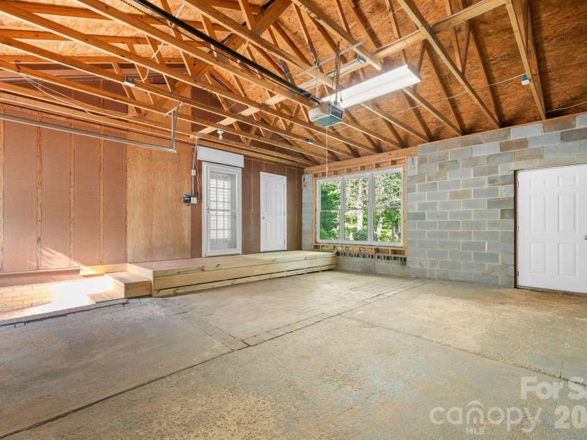 14214 Honeysuckle Ridge Drive, Matthews, NC 28105.  MLS# CAR4381101, YatesRealty ID 25462. 