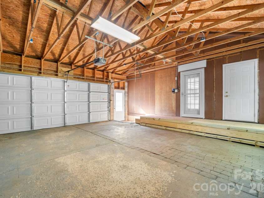 14214 Honeysuckle Ridge Drive, Matthews, NC 28105.  MLS# CAR4381101, YatesRealty ID 25462. 