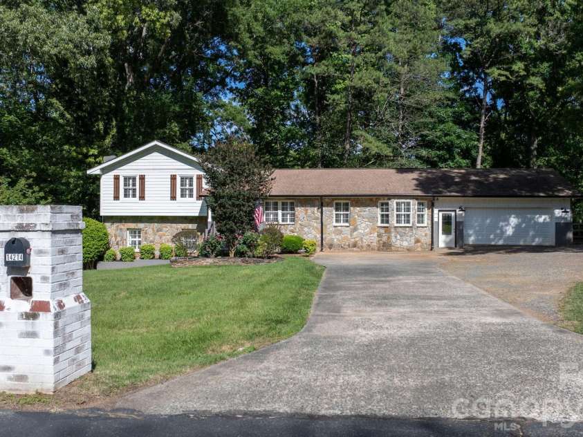 14214 Honeysuckle Ridge Drive, Matthews, NC 28105.  MLS# CAR4381101, YatesRealty ID 25462. 