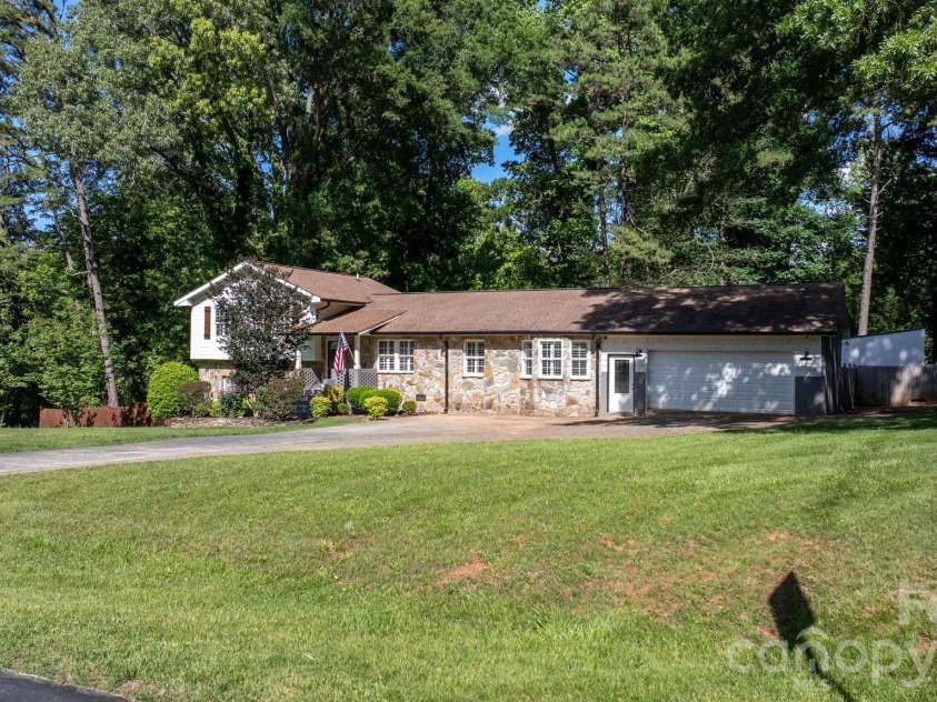 14214 Honeysuckle Ridge Drive, Matthews, NC 28105.  MLS# CAR4381101, YatesRealty ID 25462. 