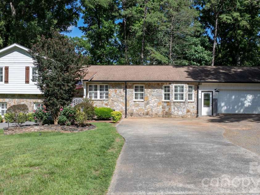 14214 Honeysuckle Ridge Drive, Matthews, NC 28105.  MLS# CAR4381101, YatesRealty ID 25462. 