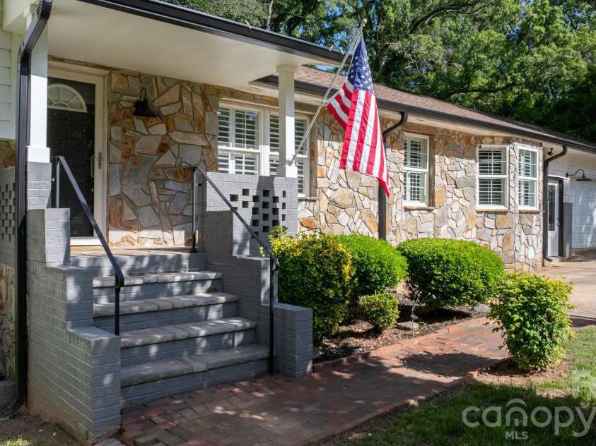 14214 Honeysuckle Ridge Drive, Matthews, NC 28105.  MLS# CAR4381101, YatesRealty ID 25462. 