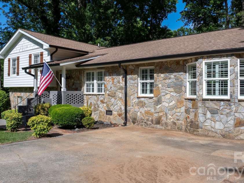 14214 Honeysuckle Ridge Drive, Matthews, NC 28105.  MLS# CAR4381101, YatesRealty ID 25462. 