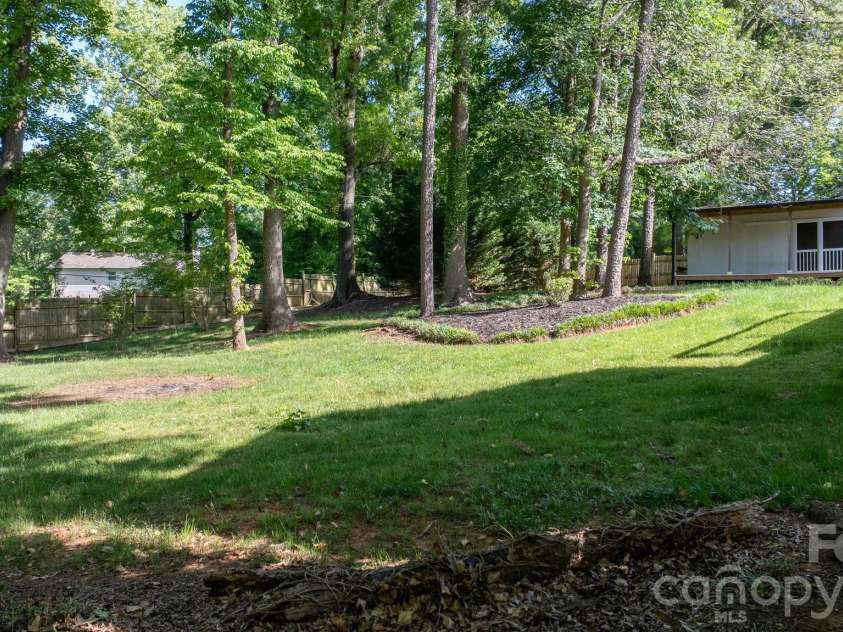 14214 Honeysuckle Ridge Drive, Matthews, NC 28105.  MLS# CAR4381101, YatesRealty ID 25462. 