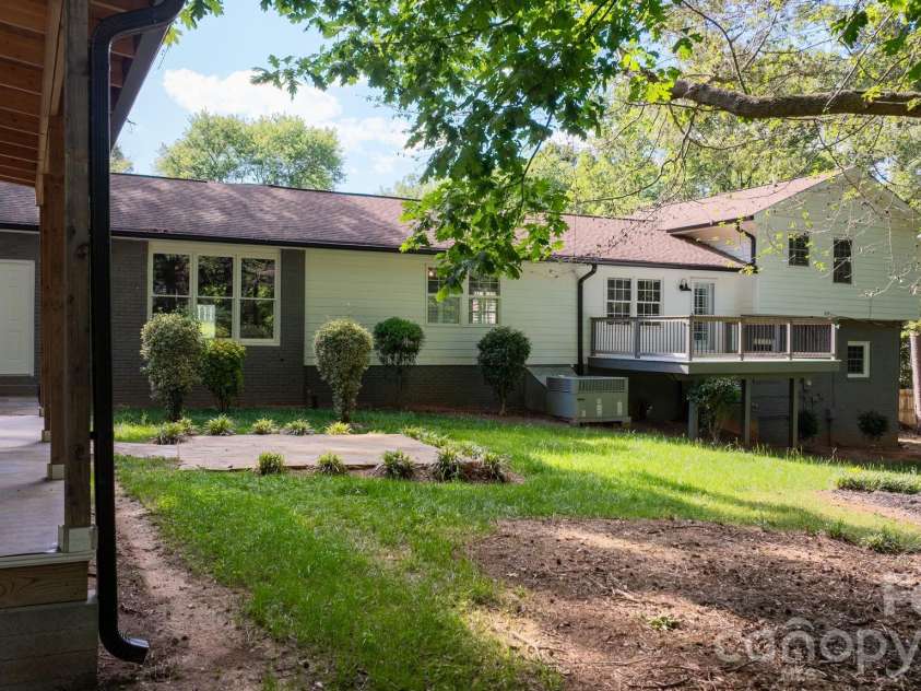 14214 Honeysuckle Ridge Drive, Matthews, NC 28105.  MLS# CAR4381101, YatesRealty ID 25462. 