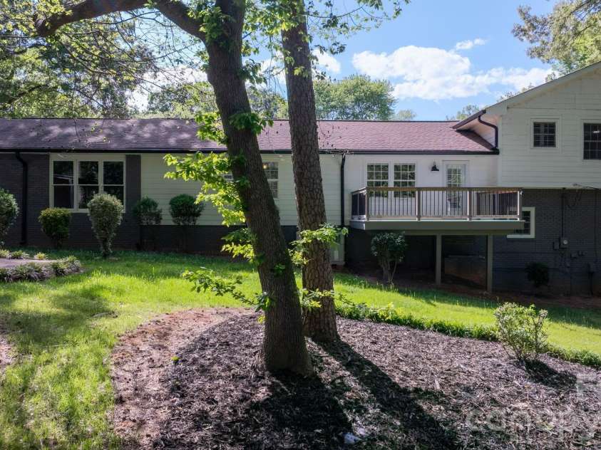 14214 Honeysuckle Ridge Drive, Matthews, NC 28105.  MLS# CAR4381101, YatesRealty ID 25462. 