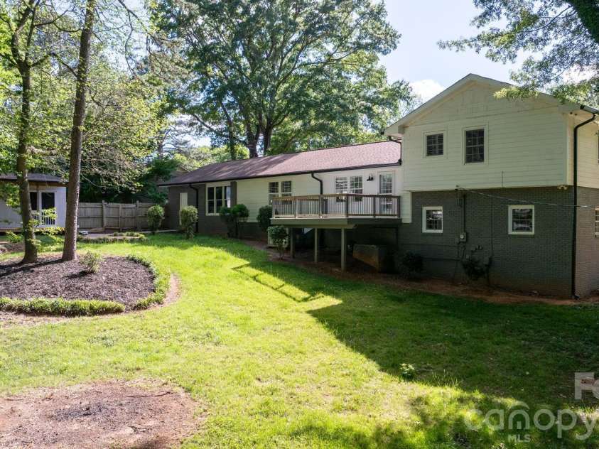 14214 Honeysuckle Ridge Drive, Matthews, NC 28105.  MLS# CAR4381101, YatesRealty ID 25462. 