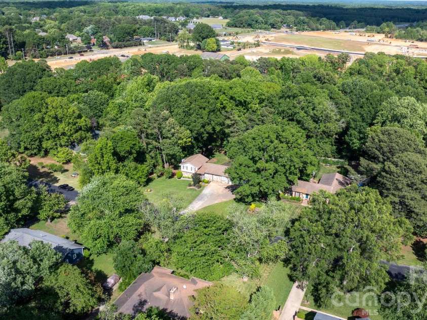 14214 Honeysuckle Ridge Drive, Matthews, NC 28105.  MLS# CAR4381101, YatesRealty ID 25462. 