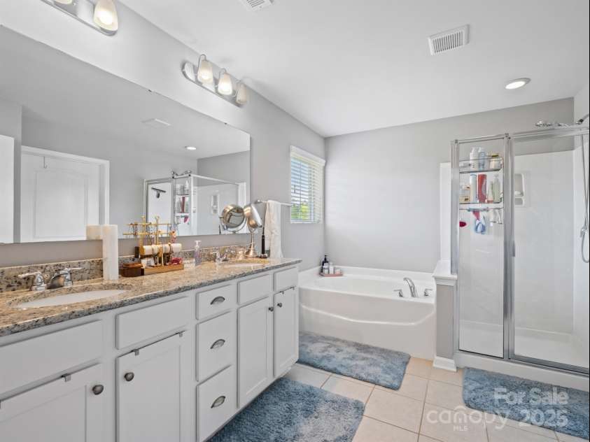 3702 Wiegon Lane, Charlotte, NC 28216.  MLS# CAR4278321, YatesRealty ID 25462. 