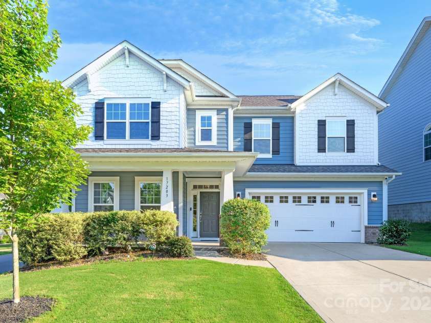 17203 Summers Walk Boulevard, Davidson, NC 28036.  MLS# CAR4278248, YatesRealty ID 25464. Beautiful Craftsman style home on a corner lot
