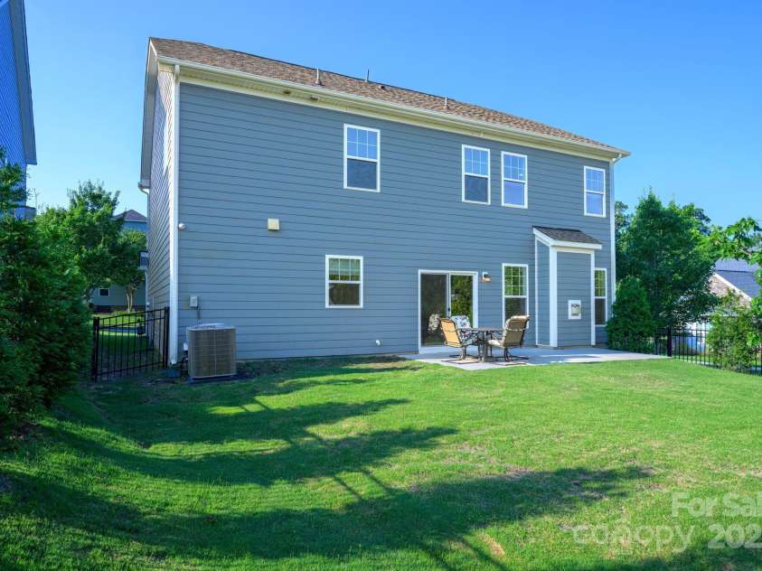 17203 Summers Walk Boulevard, Davidson, NC 28036.  MLS# CAR4278248, YatesRealty ID 25464. Nice sized back yard
