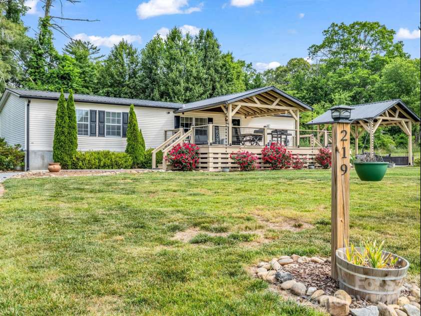 219 Jackson Loop Road, Flat Rock, NC 28731.  MLS# CAR4381567, YatesRealty ID 25465. 