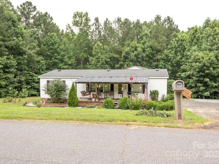 6213 Golden Oak Lane, Denver, NC 28037.  MLS# CAR4269024, YatesRealty ID 25466. 