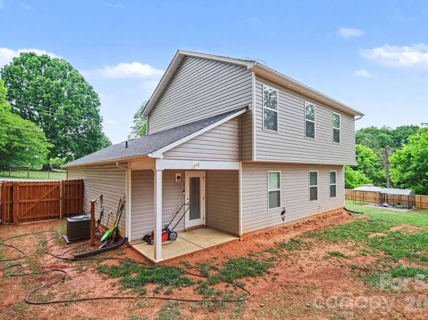 840 Carver Street, Shelby, NC 28152.  MLS# CAR4380384, YatesRealty ID 25469. 