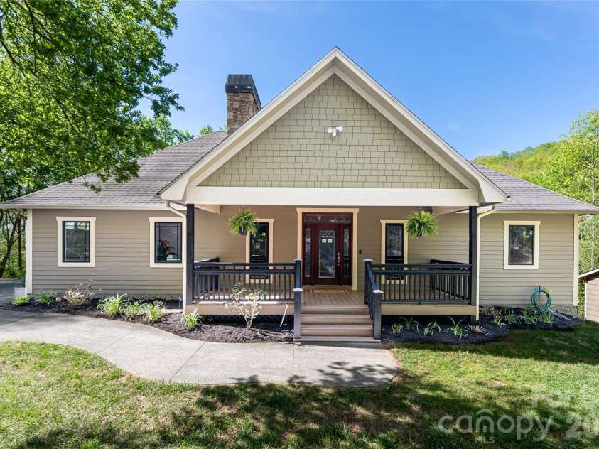 36 Snowshoe Drive, Asheville, NC 28803.  MLS# CAR4372330, YatesRealty ID 25473. 