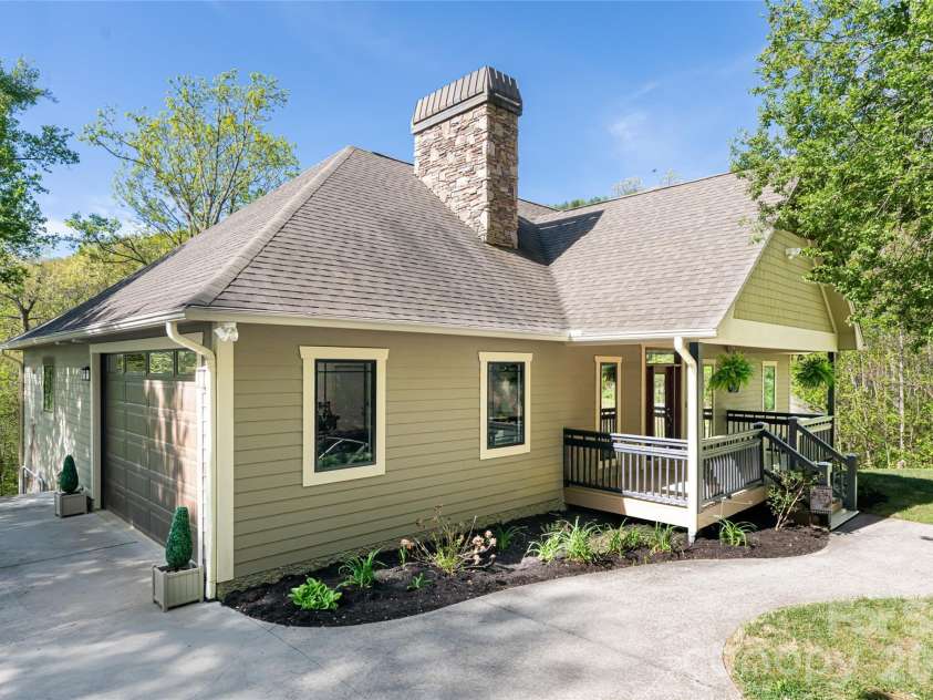 36 Snowshoe Drive, Asheville, NC 28803.  MLS# CAR4372330, YatesRealty ID 25473. 